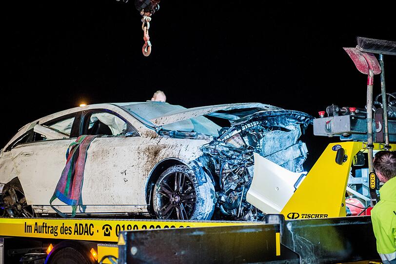Ein 47-Jähriger flüchtet mit seinem Mercedes CLA vor einer Polizeikontrolle, übersieht einen Kreisverkehr und wird rund 40 Meter durch die Luft geschleudert. Die Bilder vom Einsatz