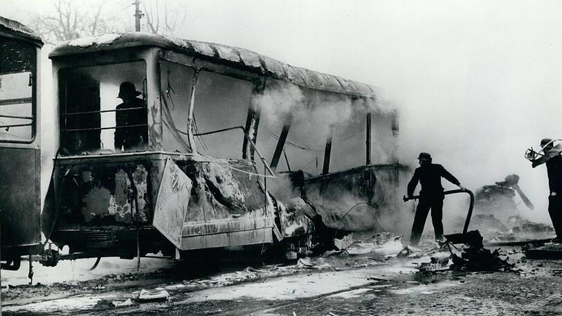 Viele Insassen der Tram, in die das Flugzeug am 17.12.1960 gestürzt war, verloren bei dem Unglück ihr Leben.