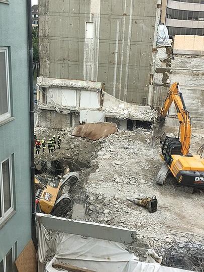 Die Bilder vom umgestürzten Bagger in Münchens Altstadt.