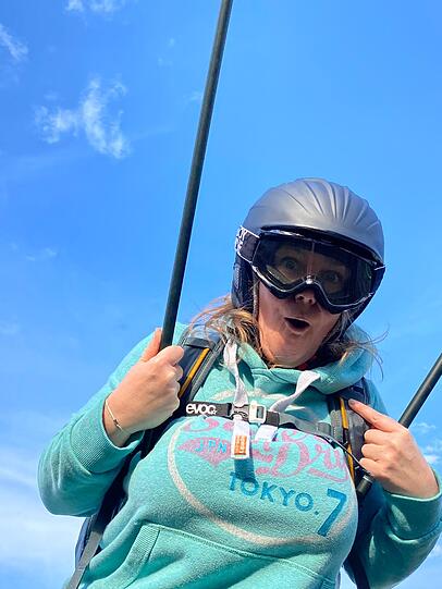Susi Huber mit "Fallschirm"-Gurt &ndash; Rucksack und Stöcken.