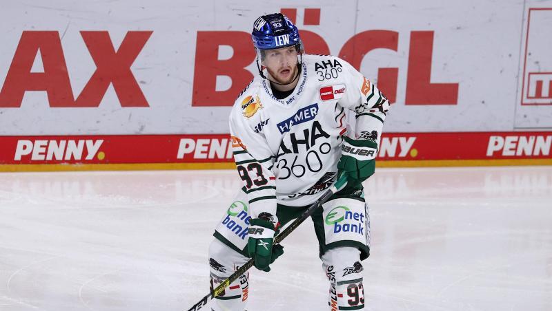 Simon Sezemsky spielt den Puck.