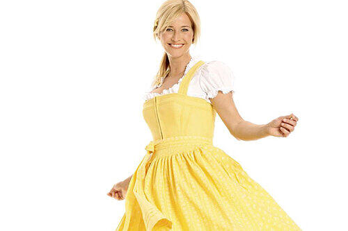 Sonnige Strahle-Frau: Sabine Lanz im selbst entworfenen Sommer-Dirndl für Loden-Frey.