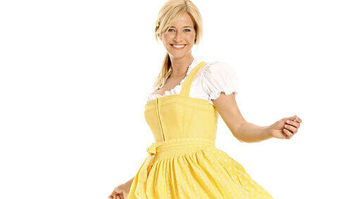 Sonnige Strahle-Frau: Sabine Lanz im selbst entworfenen Sommer-Dirndl für Loden-Frey. Sonnige Strahle-Frau: Sabine Lanz im selbst entworfenen Sommer-Dirndl für Loden-Frey.