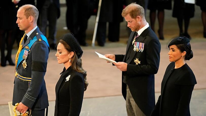 Prinz William mit Prinzessin Kate und Prinz Harry und Herzogin Meghan nach dem Trauerzug in Westminster Hall.