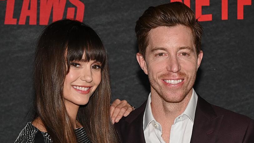 Nina Dobrev und Shaun White strahlen auf dem roten Teppich um die Wette.