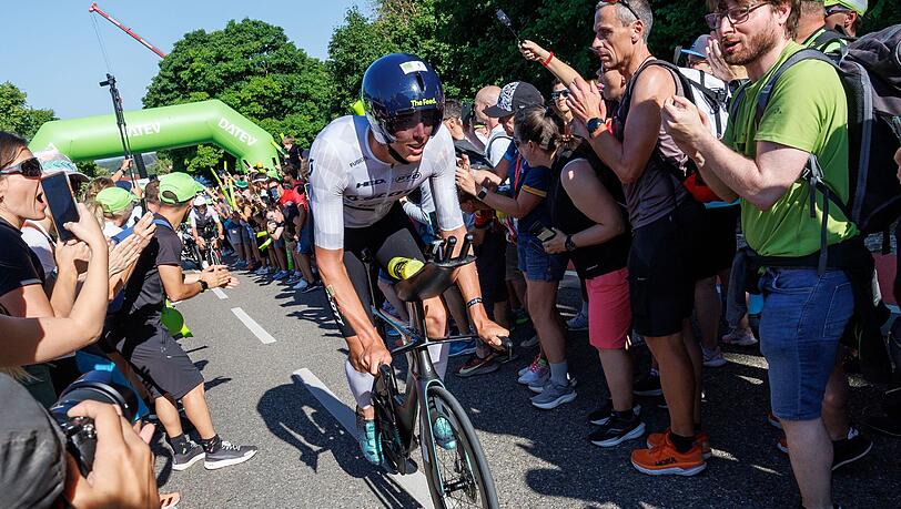 Magnus Ditlev, Triathlet aus Dänemark, fährt beim Datev Challenge Roth während der Radetappe am Solarer Berg.