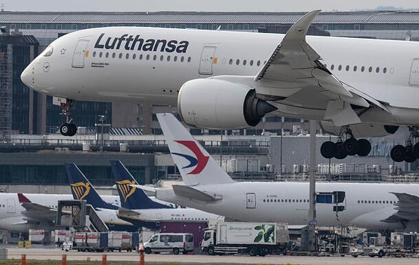 Wie schon 2021: Wegen Lieferproblemen beim Hersteller Boeing setzt die Lufthansa in Frankfurt wieder Airbus-Jets vom Typ A350 ein.