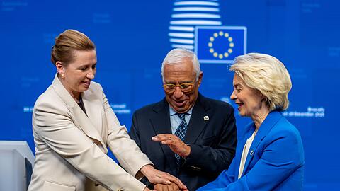 Feiern den Kompromiss: D&auml;nemarks Regierungschefin Mette Frederiksen, EU-Ratspr&auml;sident Ant&oacute;nio Costa und Kommissionschefin Ursula von der Leyen.