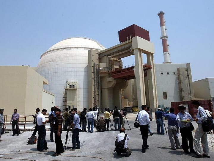 Das Atomkraftwerk in Buschehr im Iran geht trotz der Cyber-Attacke im November ans Netz. (Archivbild)