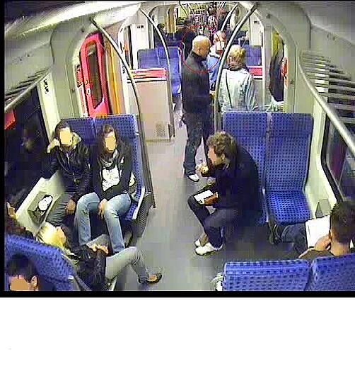 Fahndungsfotos der Polizei: Wer kennt den Schläger von der Kultfabrik. Beschriebung: 25-35 Jahre alt, ca. 175-185 cm groß, muskulöser Statur und Glatze beschrieben. Markant ist, dass der linke Arm komplett tätowiert ist.