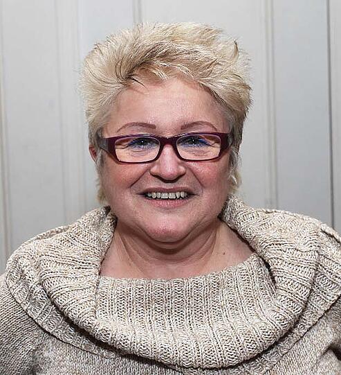 Annemarie Doll (57), Standl: Bäckerei Müller, Familienstand: verheiratet, Wohnort: Obergiesing, Hobbies: Fitnessstudio, Tanzen, Dabei seit: 2008, Liebstes Ratschthema: &bdquo;Fußball, weil ich ein großer Bayern-Fan bin.&ldquo;, Ich tanze bei den Marktweibern, weil&hellip; ich gerne tanze und wir so einen netten Tanzlehrer haben.