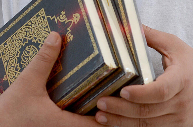 In Nürnberg ist ein Koran-Verteiler angegriffen worden. Die Polizei musste einschreiten.