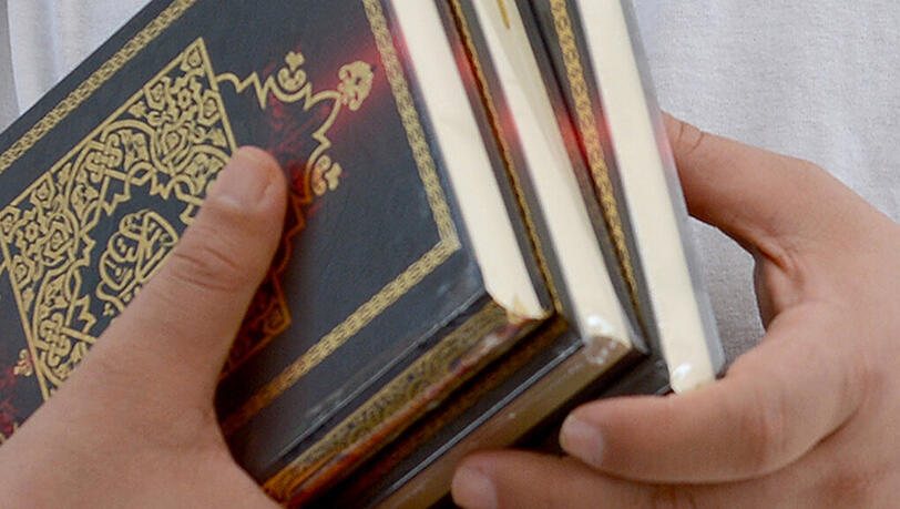 In Nürnberg ist ein Koran-Verteiler angegriffen worden. Die Polizei musste einschreiten. In Nürnberg ist ein Koran-Verteiler angegriffen worden. Die Polizei musste einschreiten.