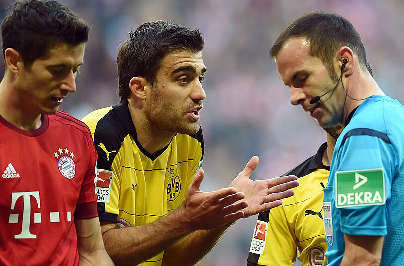 Schiedsrichter Marco Fritz- hier beim Spiel zwischen dem FC Bayern und Borussia Dortmund am 4. Oktober 2015 - pfeift das DFB-Pokalfinale am 21. Mai in Berlin.