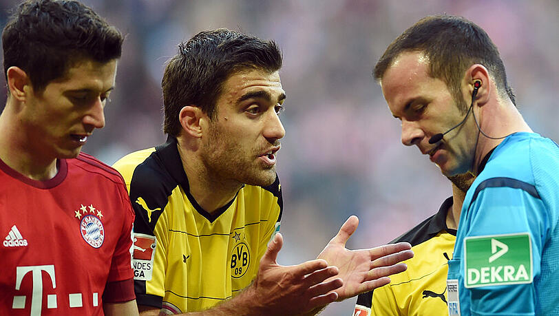Schiedsrichter Marco Fritz- hier beim Spiel zwischen dem FC Bayern und Borussia Dortmund am 4. Oktober 2015 - pfeift das DFB-Pokalfinale am 21. Mai in Berlin. Schiedsrichter Marco Fritz- hier beim Spiel zwischen dem FC Bayern und Borussia Dortmund am 4. Oktober 2015 - pfeift das DFB-Pokalfinale am 21. Mai in Berlin.