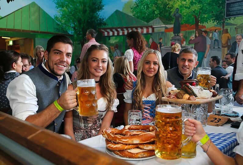 Schneidige Löwen in Lederhosen, fesche Dirndl in schicken Dirndln: Die Spieler des TSV 1860 und ihre Spielerfrauen führten am Dienstagabend im Hacker-Festzelt ihre Tracht aus.