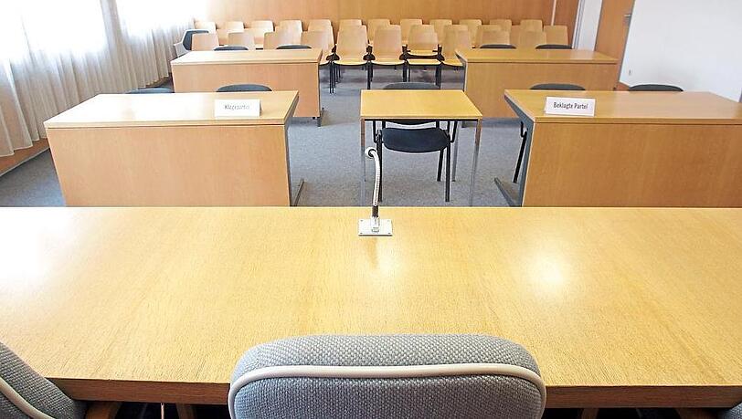 Walter X. hat sich am vergangenen Freitag abermals am Landgericht Landshut dem Vorwurf des sexuellen Missbrauchs stellen müssen. Walter X. hat sich am vergangenen Freitag abermals am Landgericht Landshut dem Vorwurf des sexuellen Missbrauchs stellen müssen.