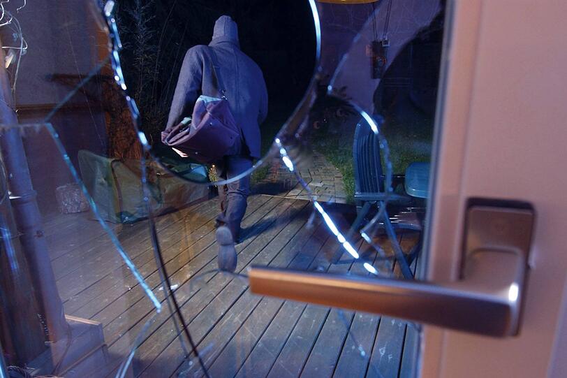 Die überraschten Einbrecher brachen gewaltsam eine Scheibe auf, um in das Haus zu gelangen. Sie konnten mit einem wertvollen Collier fliehen. (Symbolfoto)