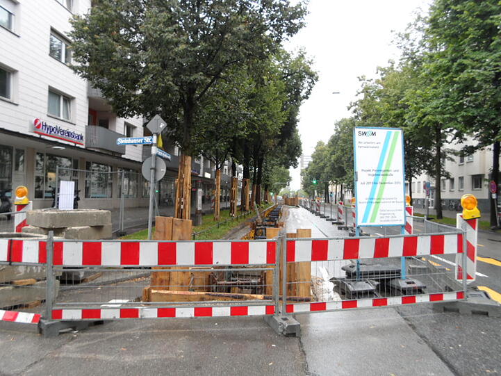 Auf der Prinzregentenstraße im Bereich Steinhausen wird für einen neuen Fernwärme-Anschluss gebuddelt.