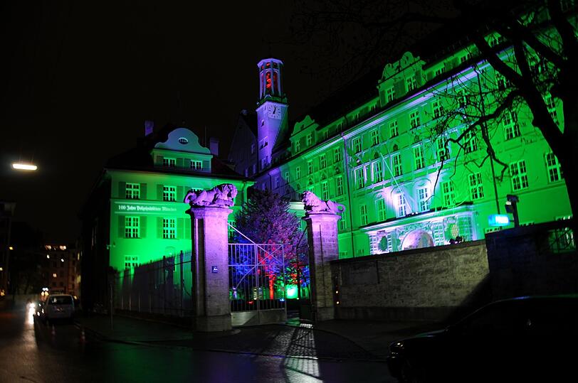 Das Polizeipräsidium erstrahlt jeden Abend giftgrün wie ein Spukschloss.