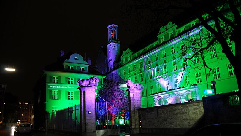 Das Polizeipräsidium erstrahlt jeden Abend giftgrün wie ein Spukschloss. Das Polizeipräsidium erstrahlt jeden Abend giftgrün wie ein Spukschloss.