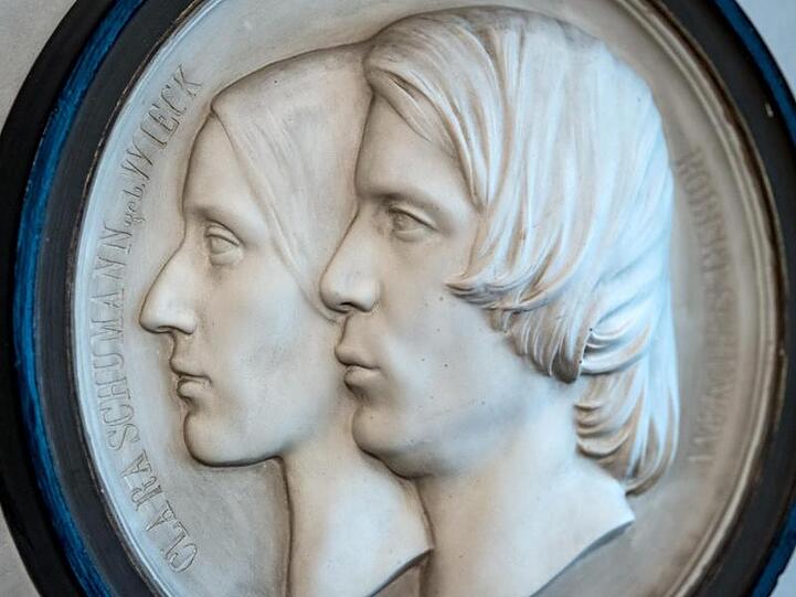 Ein Doppelportrait des Musiker-Ehepaars Clara und Robert Schumann im Schumann Haus in Leipzig.