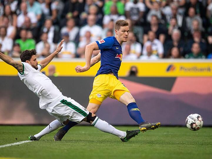 Der Leipziger Marcel Halstenberg (r) trifft zum zwischenzeitlichen 2:0.