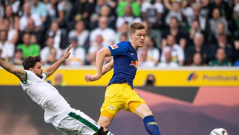 Der Leipziger Marcel Halstenberg (r) trifft zum zwischenzeitlichen 2:0. Der Leipziger Marcel Halstenberg (r) trifft zum zwischenzeitlichen 2:0.