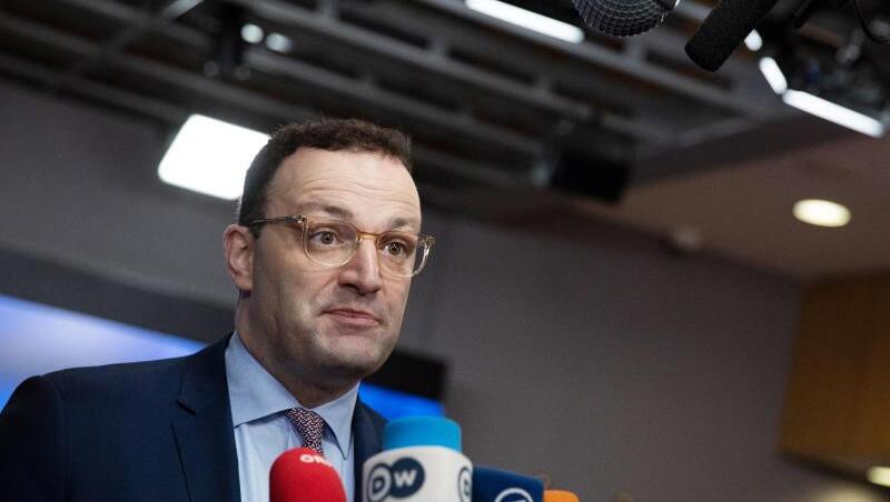 Jens Spahn (CDU), Bundesgesundheitsminister, gibt ein Pressestatement. Foto: Virginia Mayo/AP/dpa Jens Spahn (CDU), Bundesgesundheitsminister, gibt ein Pressestatement. Foto: Virginia Mayo/AP/dpa