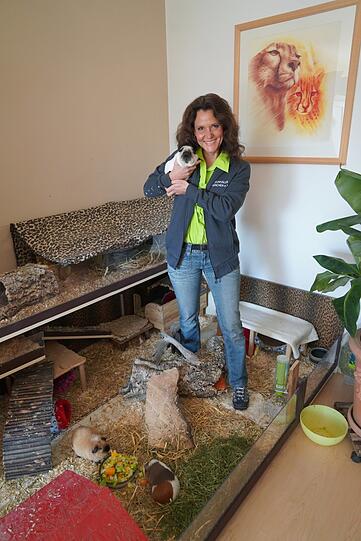 Andrea Kraus (50) mit Rübchen in ihrem selbstgebauten Stall. Hier haben die Meerschweinchen reichlich Platz.