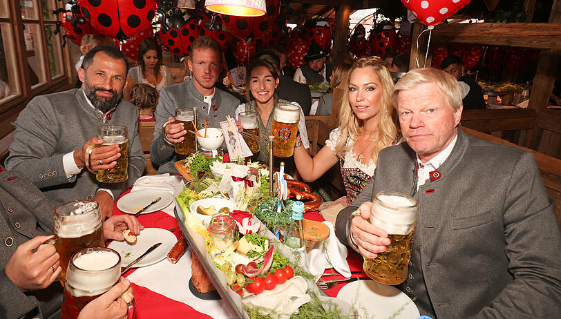 (v.l.) Sportdirektor Hasan Salihamidzic, Trainer Julian Nagelsmann mit Freundin Lena und Vorstandsvorsitzender Oliver Kahn mit Ehefrau Svenja.