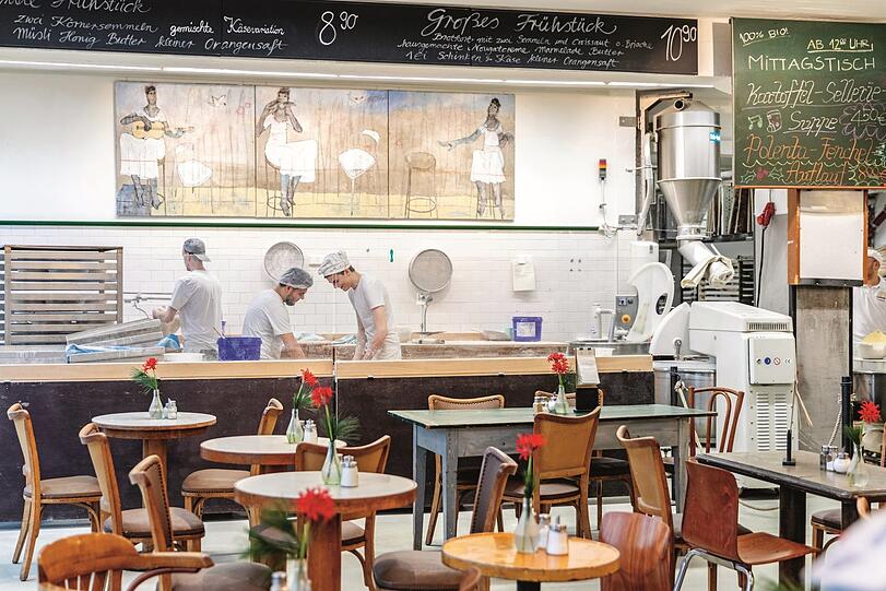 Nah an der Großmarkthalle: In der Brot & Feinbäckerei Neulinger drehen Bäcker die Brezn vor den Augen der Gäste, von einer Glaswand getrennt.