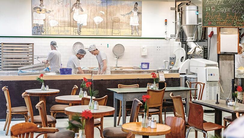 Nah an der Großmarkthalle: In der Brot & Feinbäckerei Neulinger drehen Bäcker die Brezn vor den Augen der Gäste, von einer Glaswand getrennt. Nah an der Großmarkthalle: In der Brot & Feinbäckerei Neulinger drehen Bäcker die Brezn vor den Augen der Gäste, von einer Glaswand getrennt.