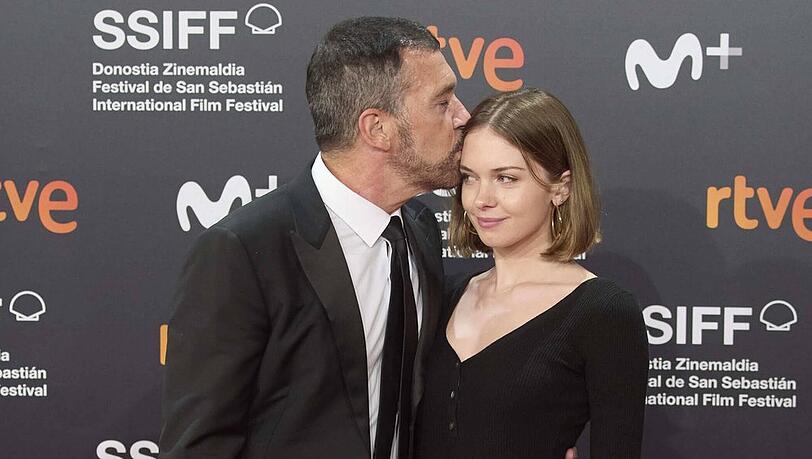 Antonio Banderas mit seiner Tochter Stella während eines Events.