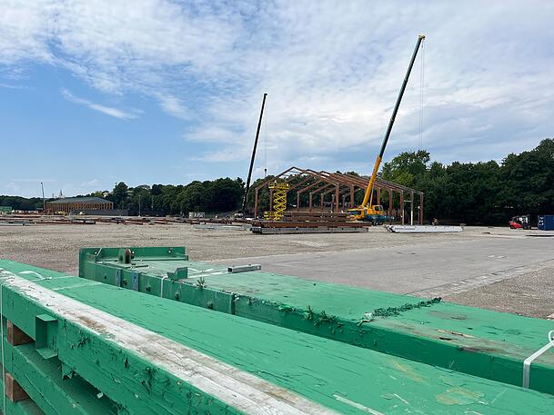 Die ersten Festhallen sind schon aufgebaut – zumindest deren Gerüste aus Holz.