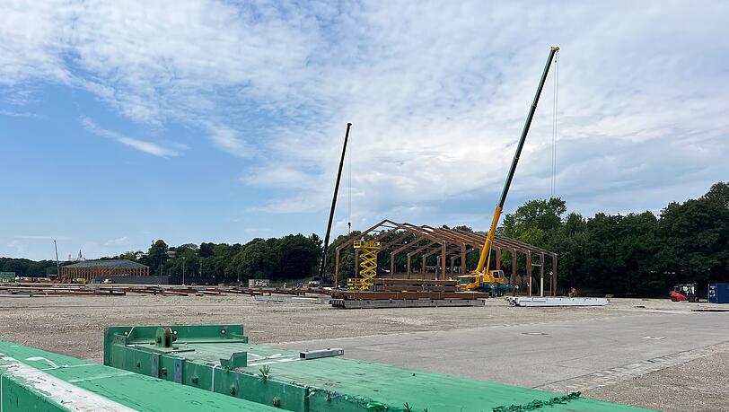 Die ersten Festhallen sind schon aufgebaut – zumindest deren Gerüste aus Holz. Die ersten Festhallen sind schon aufgebaut – zumindest deren Gerüste aus Holz.