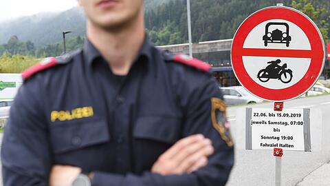 In Tirol sind bestimmte Strecken schon länger zu bestimmten Zeiten für den Ausweichverkehr gesperrt. (Archiv)