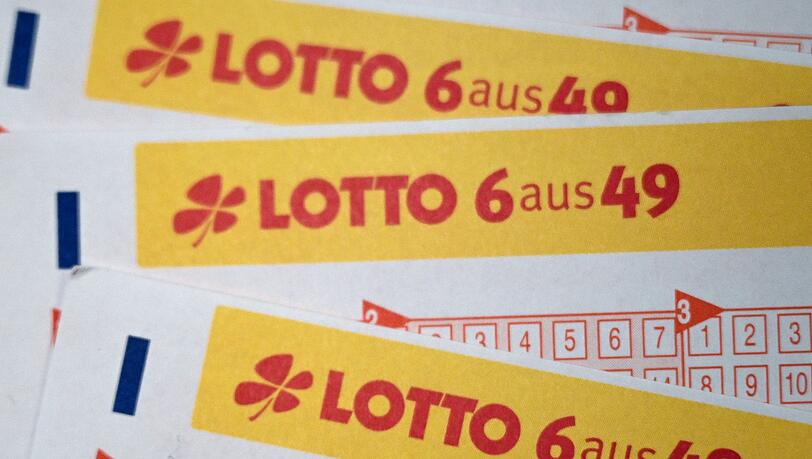 Er habe immer wieder kontrolliert, ob er seine Spielquittung noch habe, sagte der Gewinner laut Lotto Bayern. (Symbolbild) Er habe immer wieder kontrolliert, ob er seine Spielquittung noch habe, sagte der Gewinner laut Lotto Bayern. (Symbolbild)