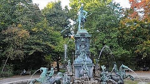Der Neptunbrunnen soll weiterhin im Stadtpark sprudeln - zumindest, wenn es nach Wirtschaftsreferent Roland Fleck geht.