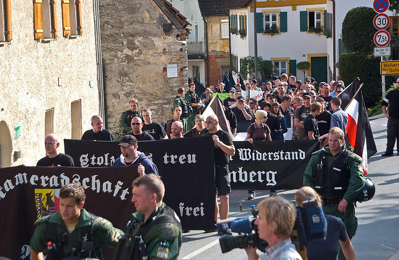 Peter R. ist in der Neonazi-Szene vernetzt. Bei Aufmärschen marschiert er ganz vorne mit.