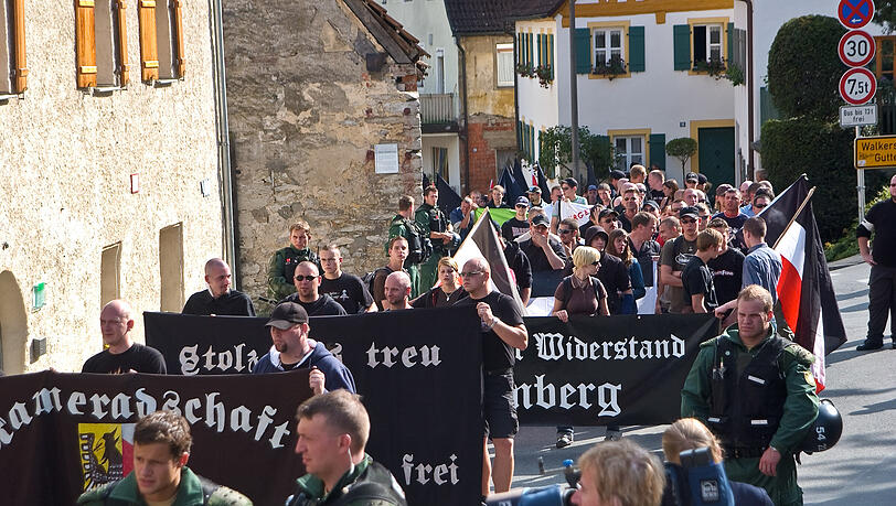 Peter R. ist in der Neonazi-Szene vernetzt. Bei Aufmärschen marschiert er ganz vorne mit.