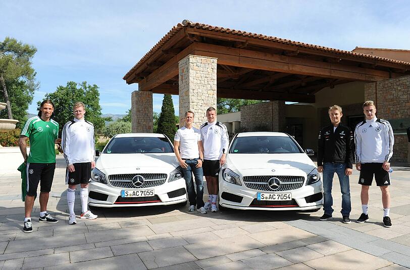 Das Mercedes-Formel-1-Team um Michael Schumacher und Nico Rosberg war im EM-Trainingslager der Nationalmannschaft im französischen Tourettes zu Gast. Lukas Podolski machte dabei eine Spritztour mit dem Rekord-Weltmeister in der neuen A-Klasse des Automobil-Herstellers - sehen Sie hier die besten Bilder.