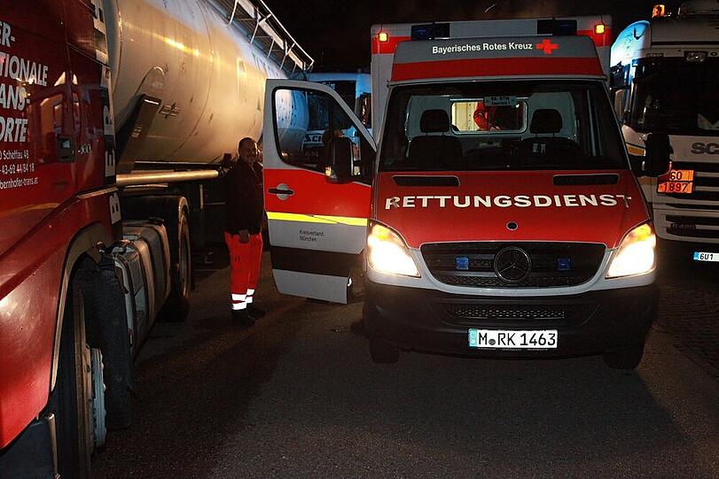 Crash auf dem Autobahnparkplatz an der A8: Ein Sattelzug rammt einen parkenden LWK - der Fahrer muss von der Feuerwehr gerettet werden.