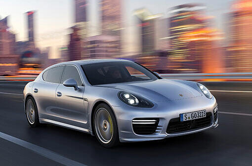 Kann bald auch an der Steckdose betankt werden: Mit dem neuen Plug-in-Hybridantrieb soll der Porsche Panamera bis zu 36 Kilometer rein elektrisch fahren können.
