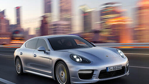Kann bald auch an der Steckdose betankt werden: Mit dem neuen Plug-in-Hybridantrieb soll der Porsche Panamera bis zu 36 Kilometer rein elektrisch fahren können. Kann bald auch an der Steckdose betankt werden: Mit dem neuen Plug-in-Hybridantrieb soll der Porsche Panamera bis zu 36 Kilometer rein elektrisch fahren können.