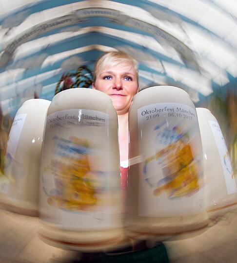 Schön verziert mit traditionellen Bayern-Symbolen: Der Wiesn-Maßkrug 2013.
