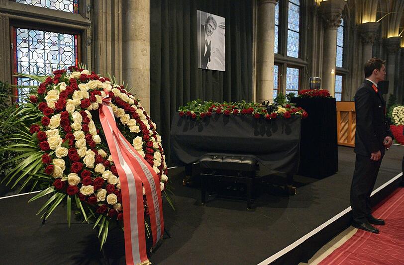 Trauer in Wien um Udo Jürgens: John und Jenny Jürgens tragen sich in das Kondolenzbuch ein. Die Bilder von der Trauerfeier