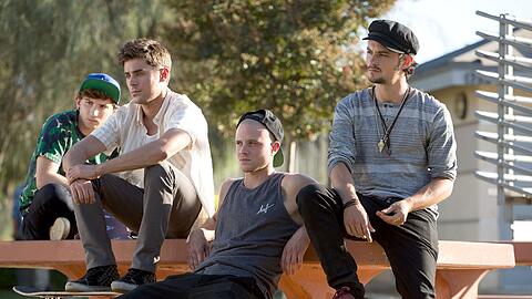 Zac Efron (zweiter von links)