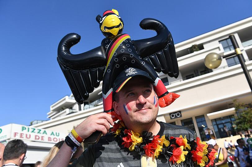 Tausende deutsche Fans verwandeln den Weg zum Stade Vélodrome in Marseille zur Fanmeile.