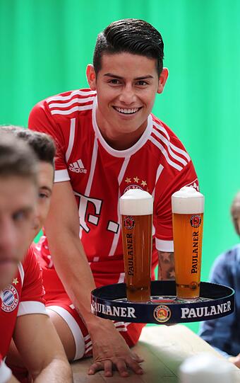 James versucht sich als Kellner.